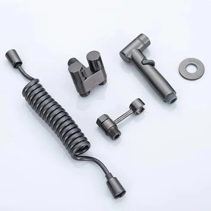 Peças do kit: registro de 2 saídas, pistola, mangueira em espiral, suporte e canopla